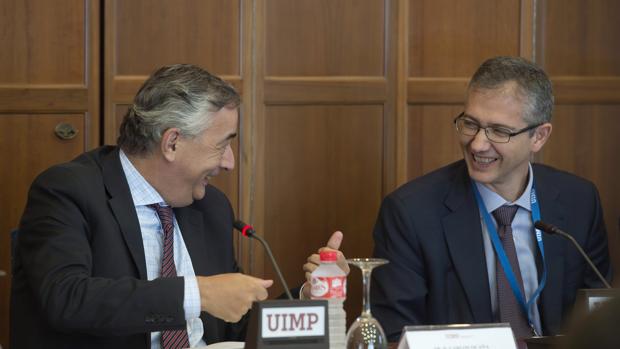 El director general de Funcas, Carlos Ocaña (i), habla con el director general de Economía y Estadística del Banco de España, Pablo Hernández de Cos (d), durante la inauguración del curso "Coyuntura y estructura de la realidad económica española"