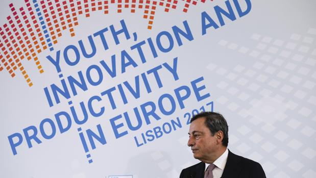 El presidente del Banco Central Europeo (BCE), Mario Draghi, asiste a un encuentro con estudiantes universitarios en Lisboa (Portugal)
