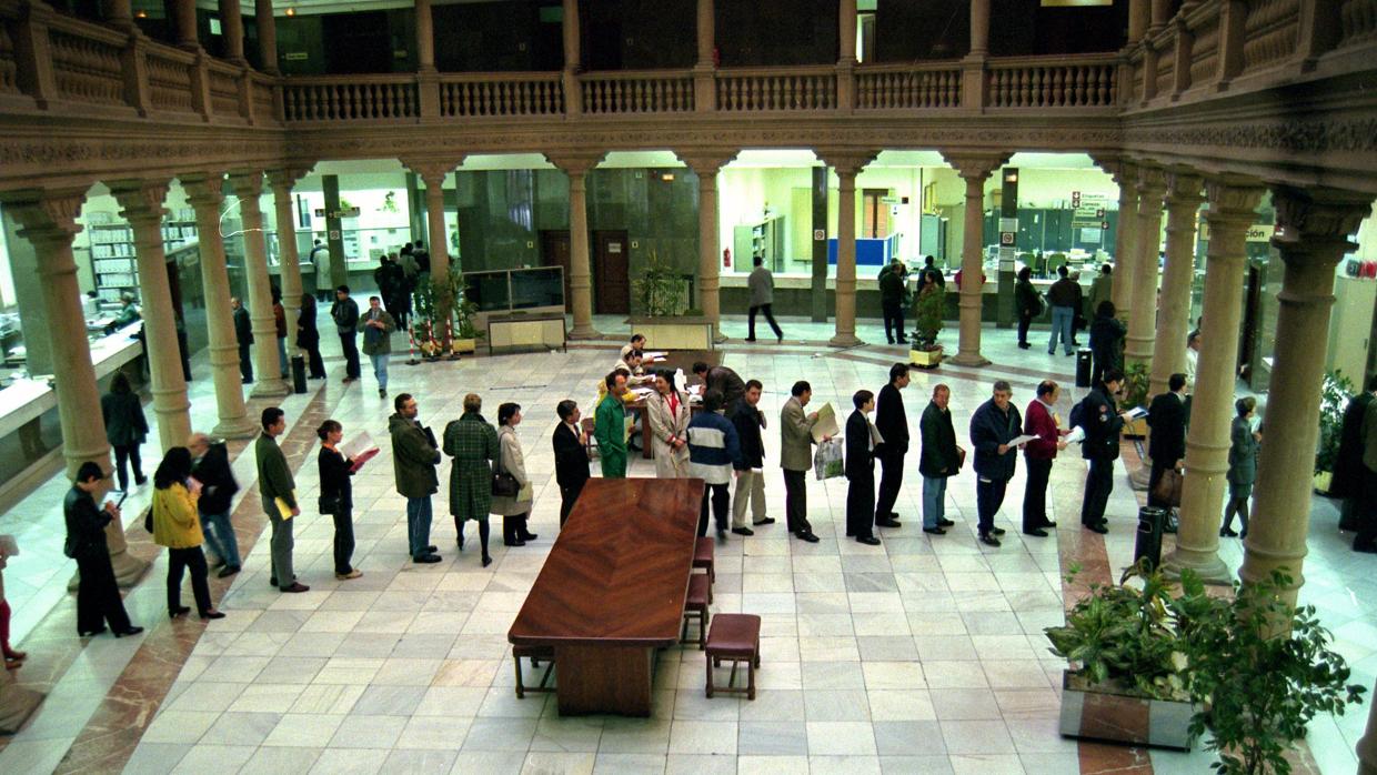 Cola de personas haciendo la declaración de la Renta en Valladolid