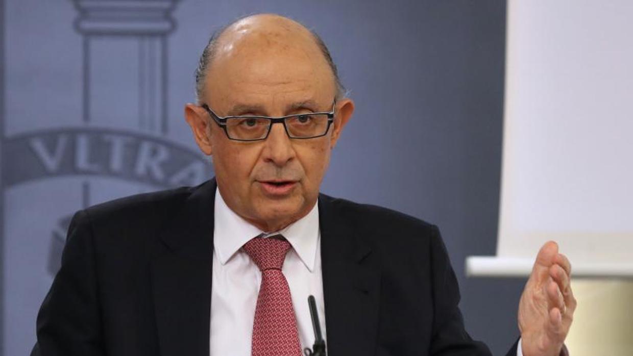 Montoro ya negocia los detalles de una próxima bajada del IRPF para las rentas más bajas