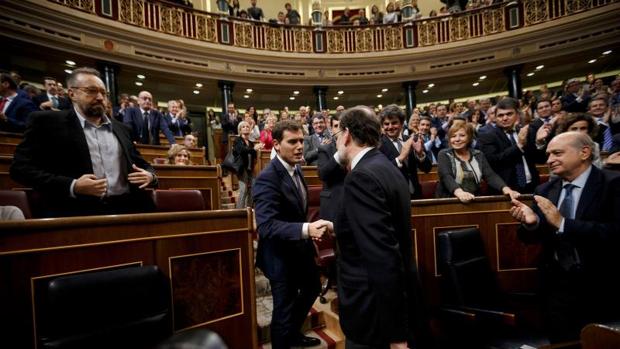 Rivera y Rajoy dándose la mano en el Parlamento