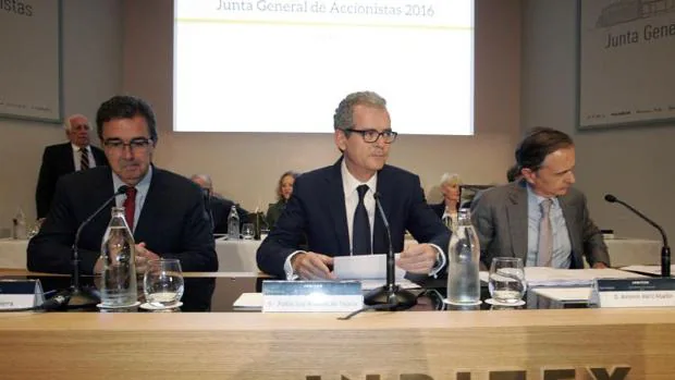 El presidente del Grupo Inditex, Pablo Isla, el vicepresidente, José Arnau, y el secretario general y del Consejo de la compañía, Antonio Abril