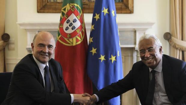 El primer ministro portugués, Antonio Costa (d), saluda al comisario europeo de Asuntos Económicos y Financieros, Pierre Moscovici (i), durante su reunión en el Palacio de Sao Bento en Lisboa