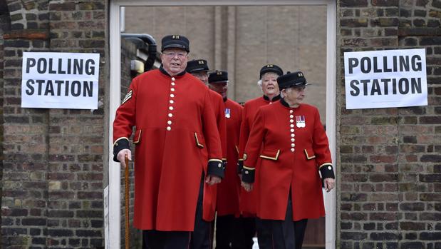 Jubilados de la armada británica abandonan un colegio electoral en Londres durante unos comicios recientes