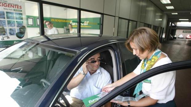 Así se encarece el alquiler de coches en verano