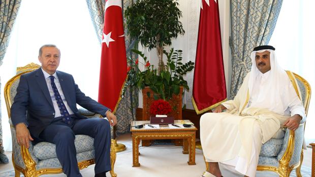 El presidente de Turquía Recep Tayyip Erdogan (izda) junto al emir de Qatar Sheikh Tamim Bin Hamad Al-Thani