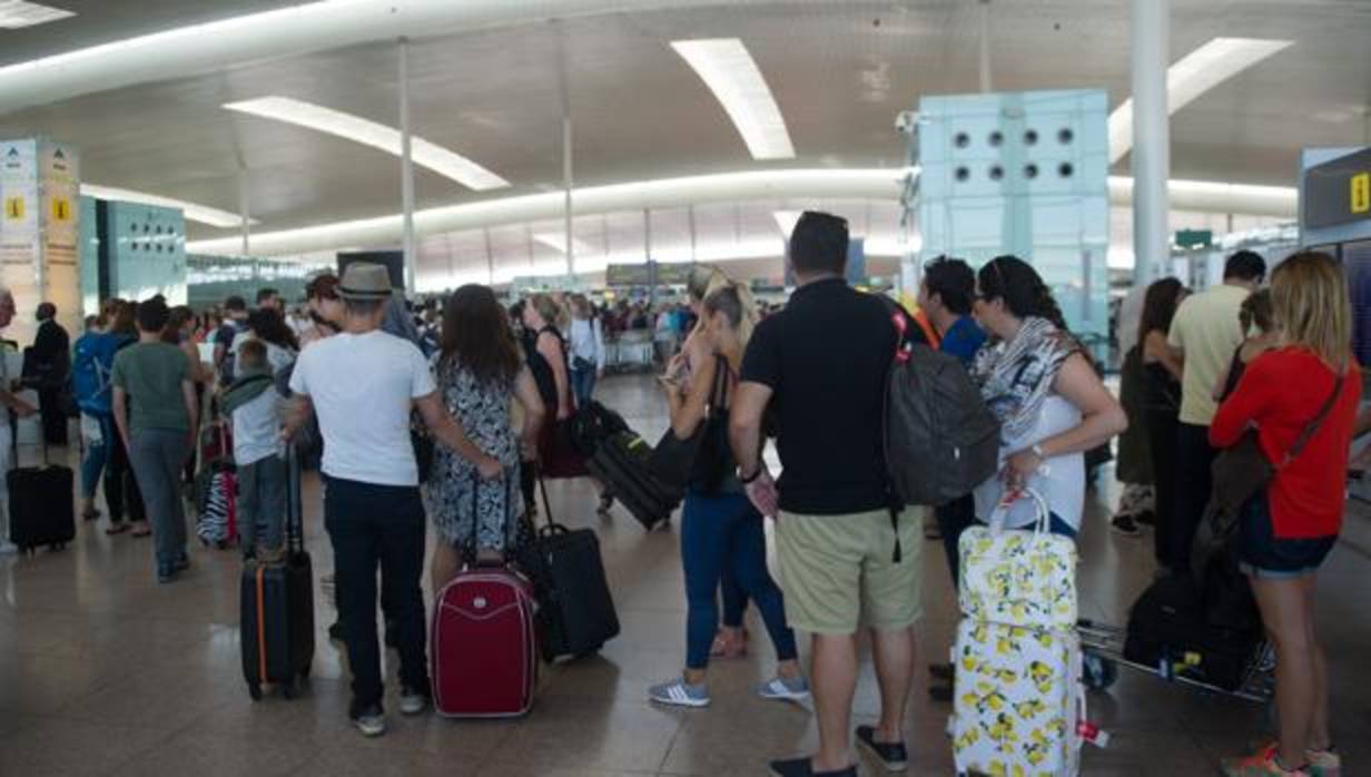 Colas en El Prat por la huelga de los trabajadores de Eulen