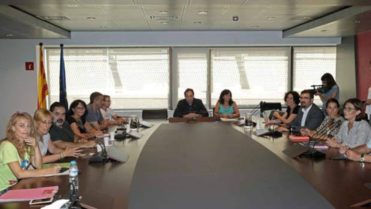 Mesa de negociación entre los sindicatos y la dirección de Eulen en El Prat