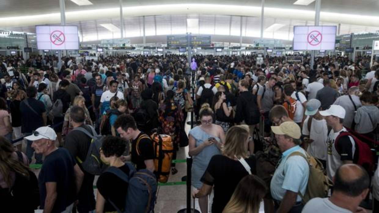 Las colas para acceder al control de seguridad del Aeropuerto de Barcelona El Prat ayer