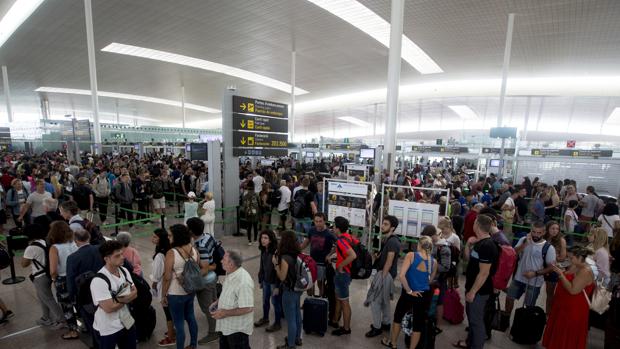 Un total de 40 trabajadores de Eulen cogen la baja en bloque en El Prat para neutralizar los refuerzos de la compañía