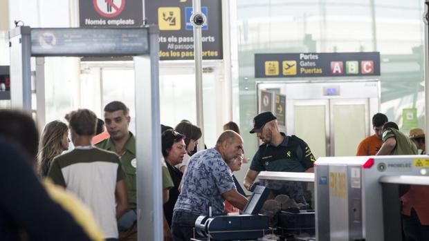 Los trabajadores de Eulen rechazan la propuesta de la Generalitat y mantienen la huelga en El Prat