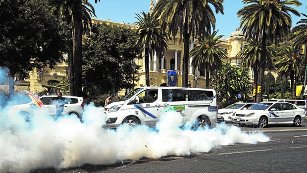 Cabify denuncia agresiones a tres conductores durante la huelga de taxistas en Málaga