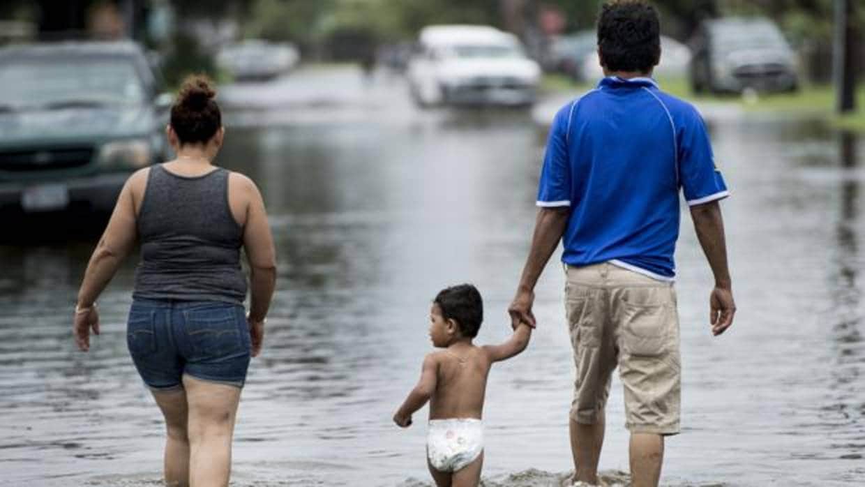 Ciudadanos paseando por las calles inundadas de Houston