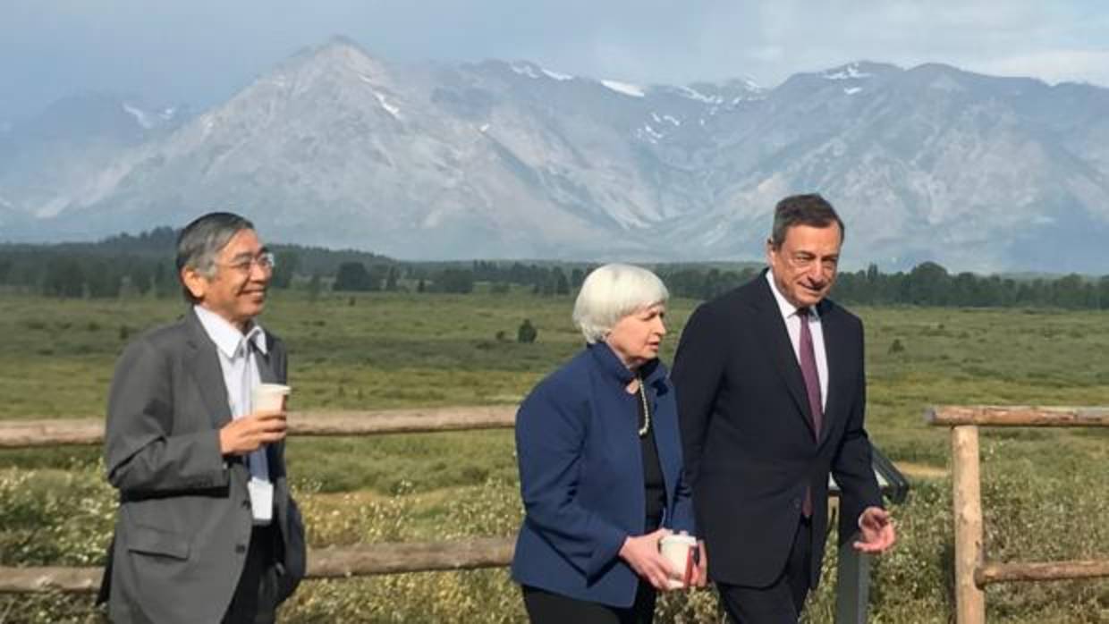 Haruhiko Kuroda, gobernador del Banco Central de Japón, Janet Yellen, presidenta de la Fed y Mario Draghi, presidente del BCE, la semana pasada en Jackson Hole