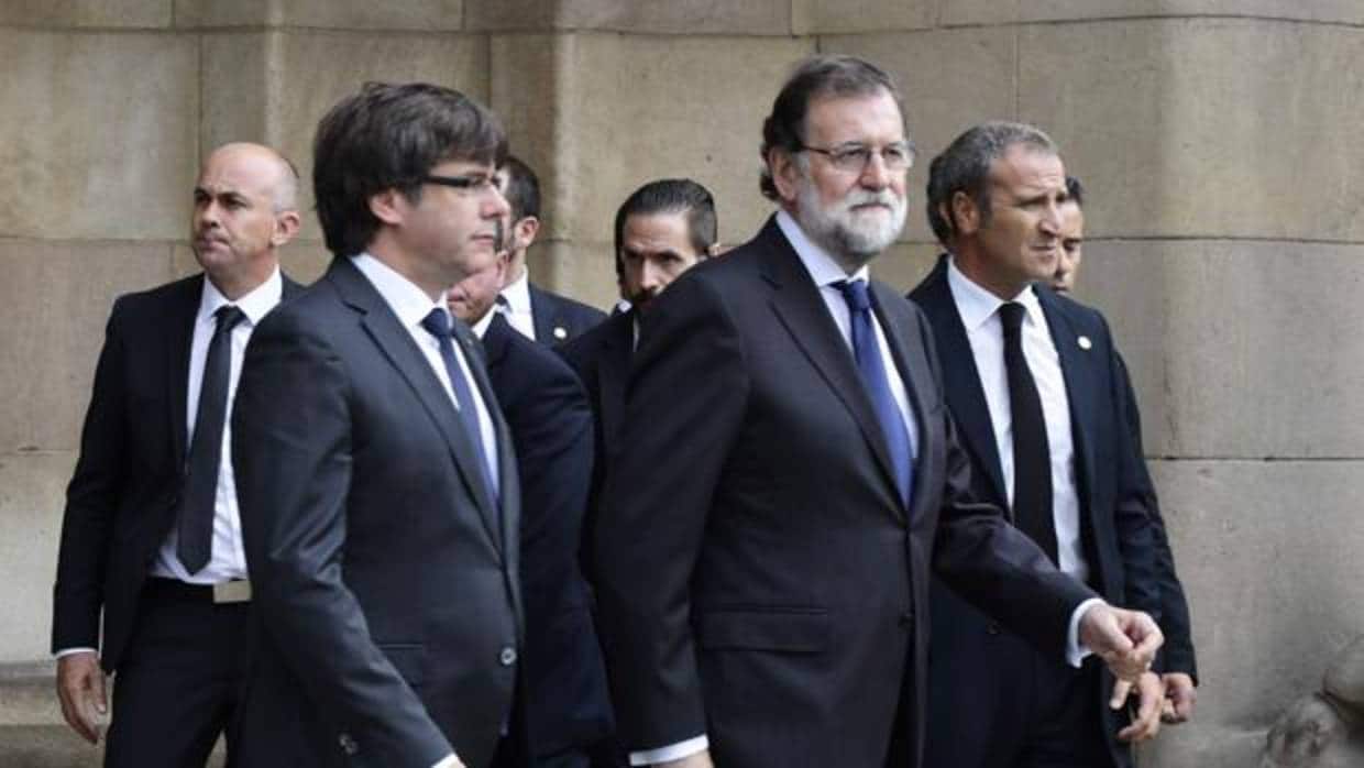 Carles Puigdemont,. presidente de la Generalitat, junto a Mariano Rajoy, presidente del Gobierno