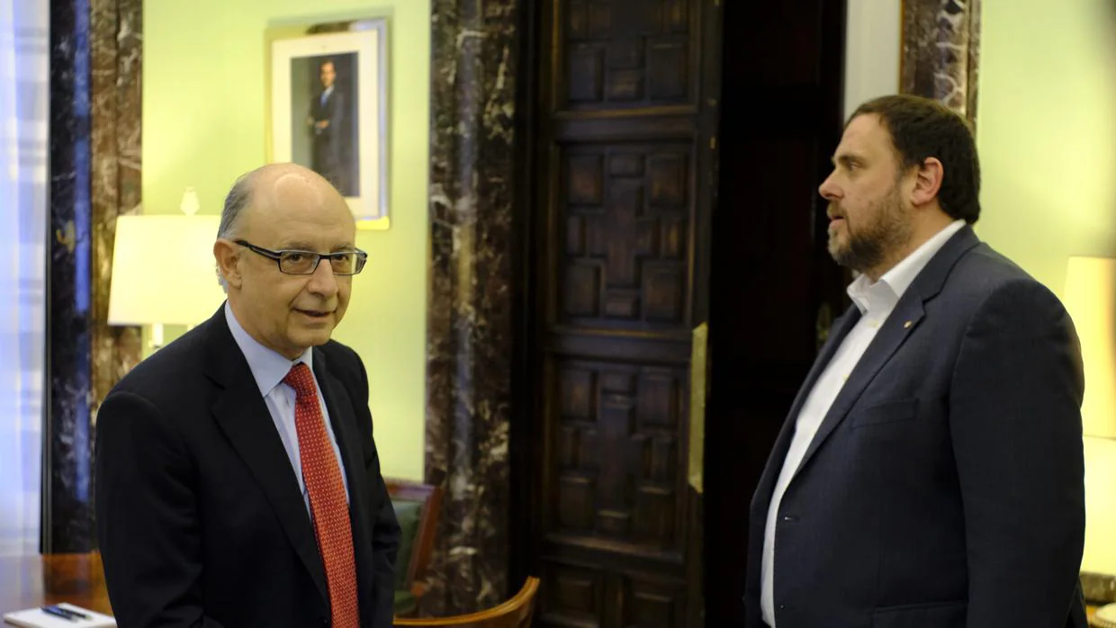 El ministro de Hacienda, Cristóbal Montoro, junto al vicepresidente de la Generalitat, Oriol Junqueras