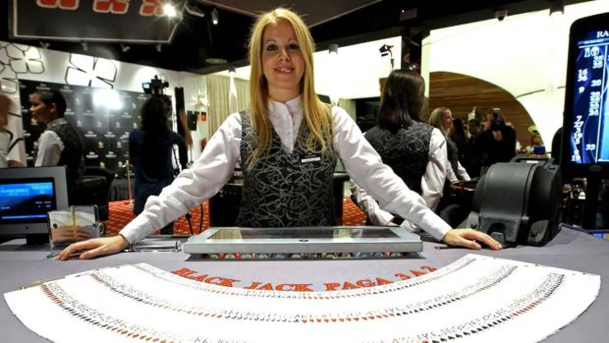 Una croupier en un casino de Cirsa en Valencia