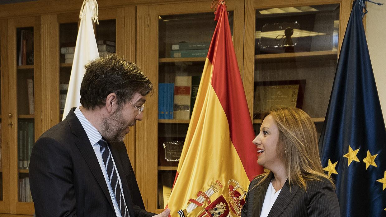 El secretario de Estado de Presupuestos, Alberto Nadal, junto a la consejera de Hacienda de Canarias, Rosa Dávila