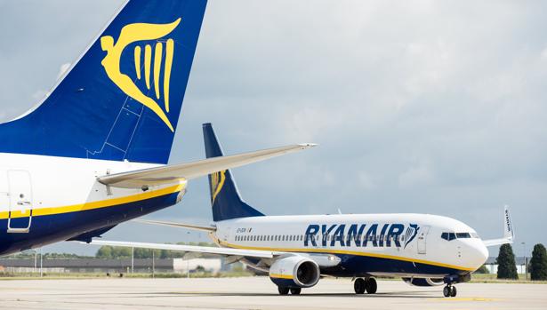 Ryanair ofrece hasta 12.000 euros a sus pilotos para que trabajen en sus días libres