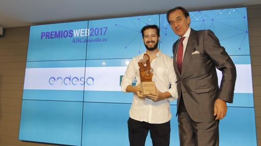 Luis López RodrÍguez sostiene el Premio ABC a la mejor red social