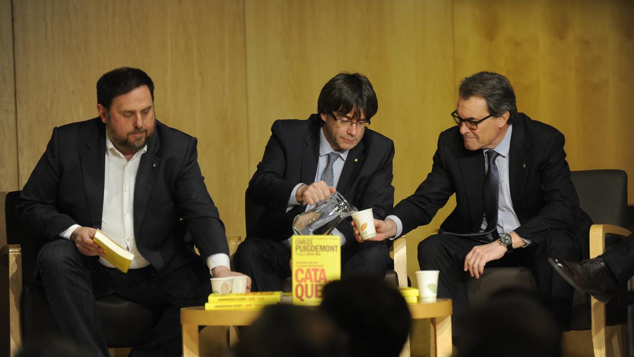 El vicepresidente, Oriol Junqueras, el presidente, Carles Puigdemont, y su predecesor en el cargo, Artur Mas