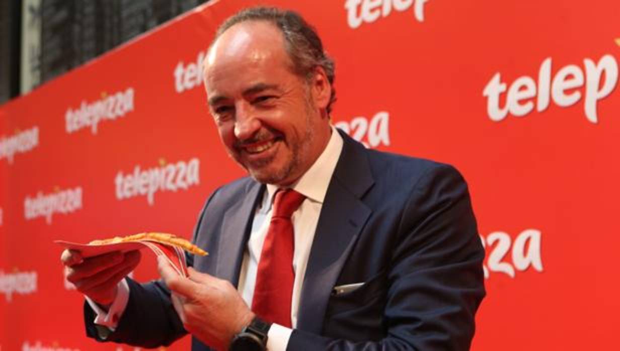 El presidente de Telepizza, Pablo Juantegui, da el campanazo de salida a bolsa de la compañía