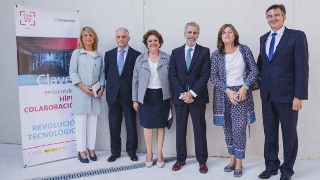 Los organizadores del acto en una foto de familia