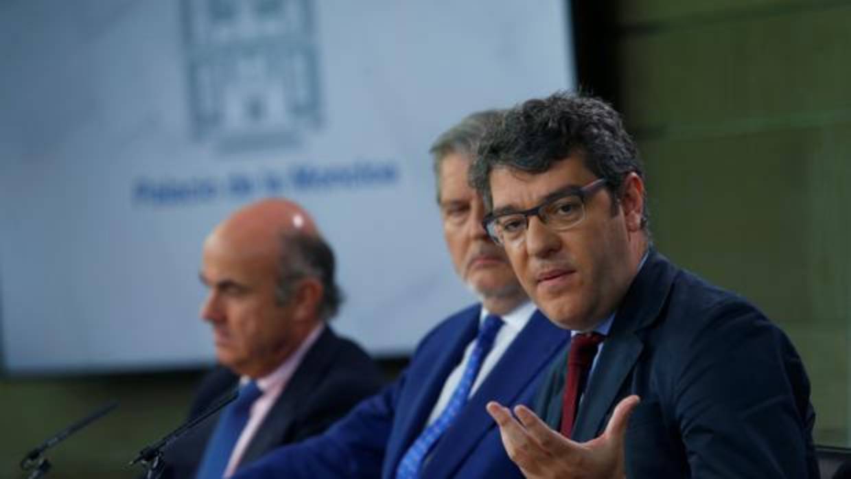 Álvaro Nadal, ministro de Energía, este viernes tras el Consejo de Ministros