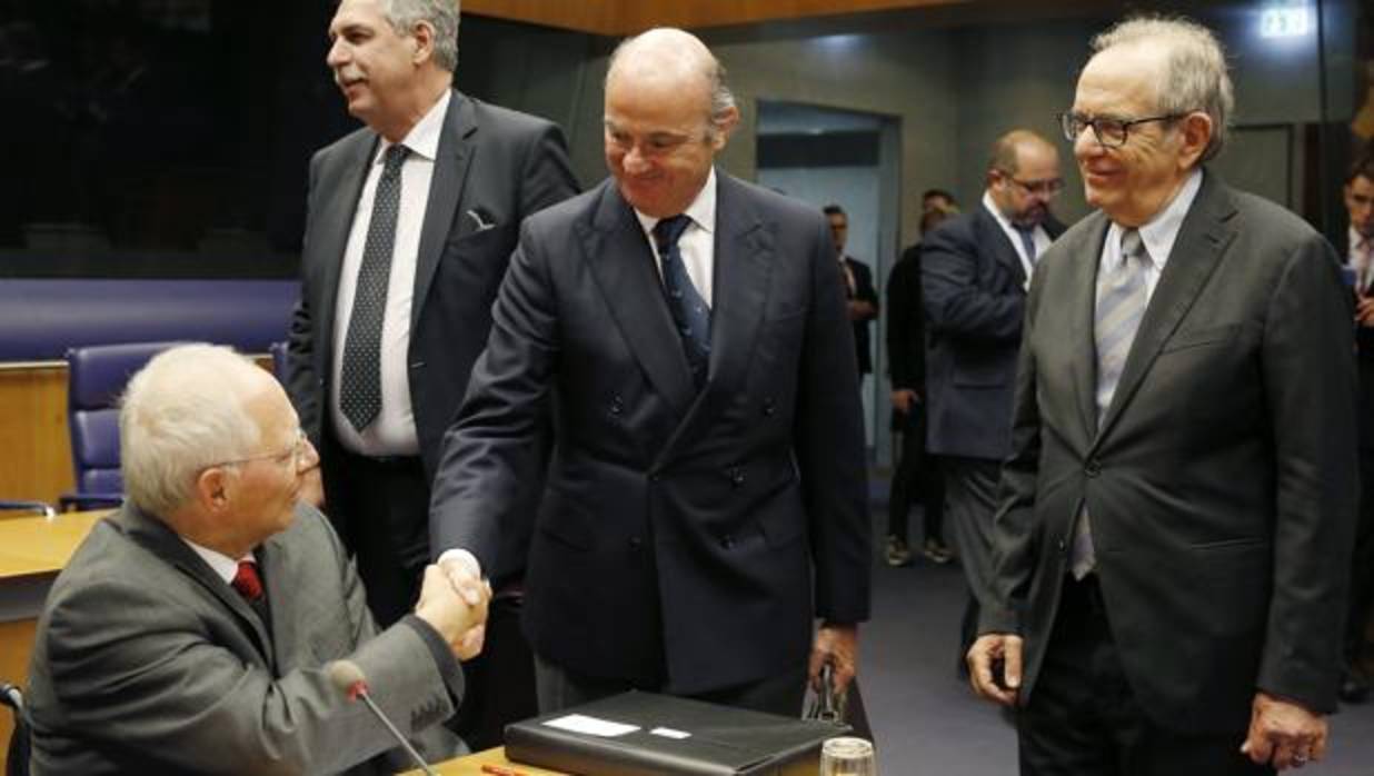 Luis de Guindos, minsitro de Economía, saluda a Wolfgang Schauble, ministro de Finanzas alemán, en el que será su último Eurogrupo
