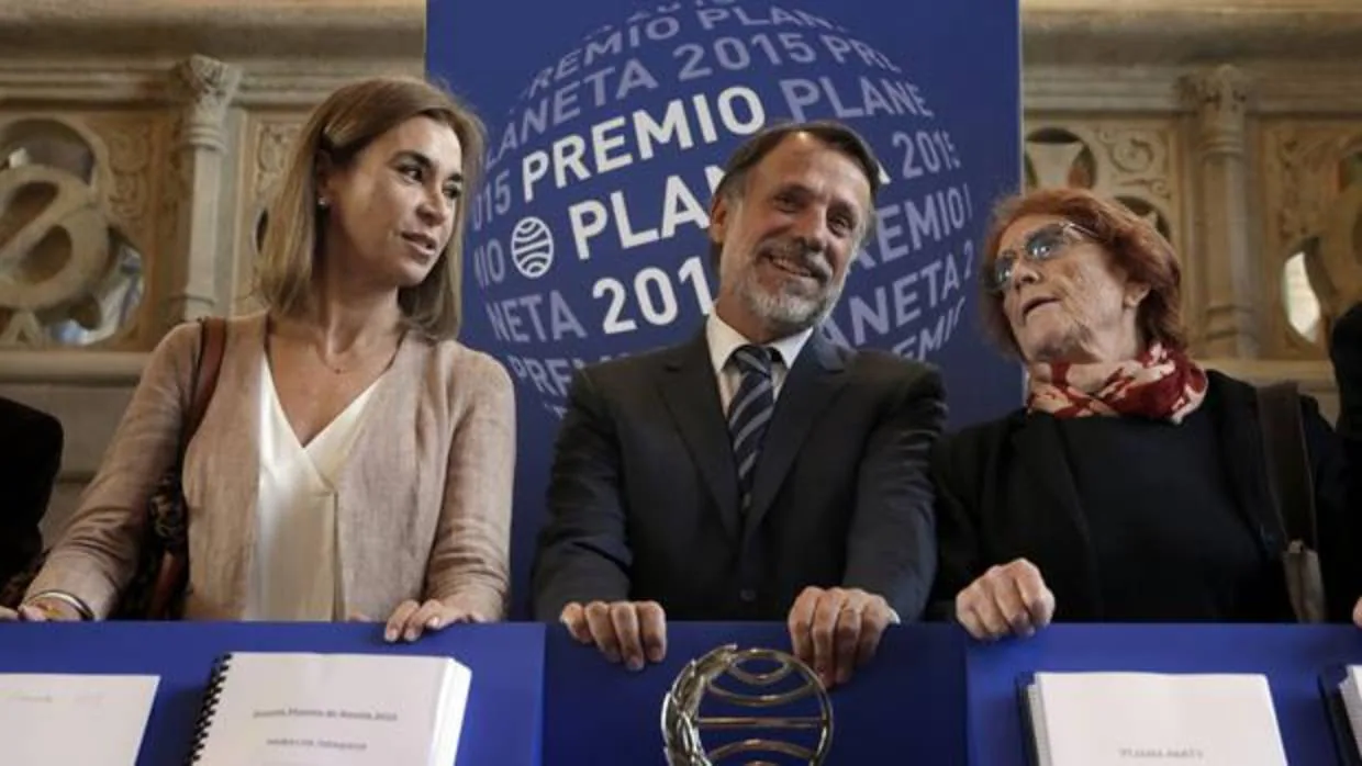 El presidente del grupo Planeta, José Creuheras (c), junto a las escritoras Carmen Posadas (i) y Rosa Regàs (d)