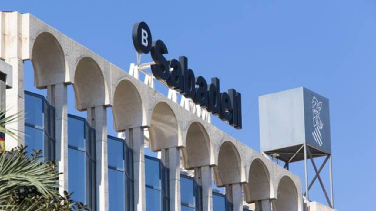 Central del Banco Sabadell, en la Avenida Óscar Esplá de Alicante