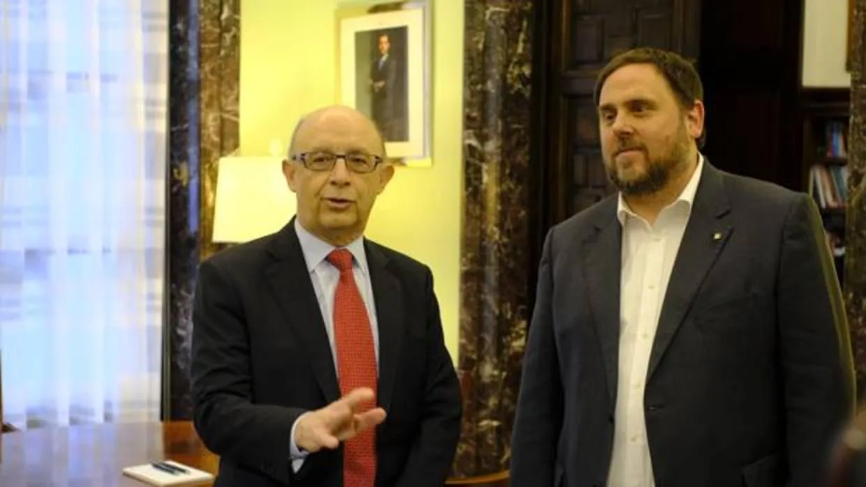 El ministro de Hacienda, Cristóbal Montoro, y el vicepresidente económico de la Generalitat, Oriol Junqueras