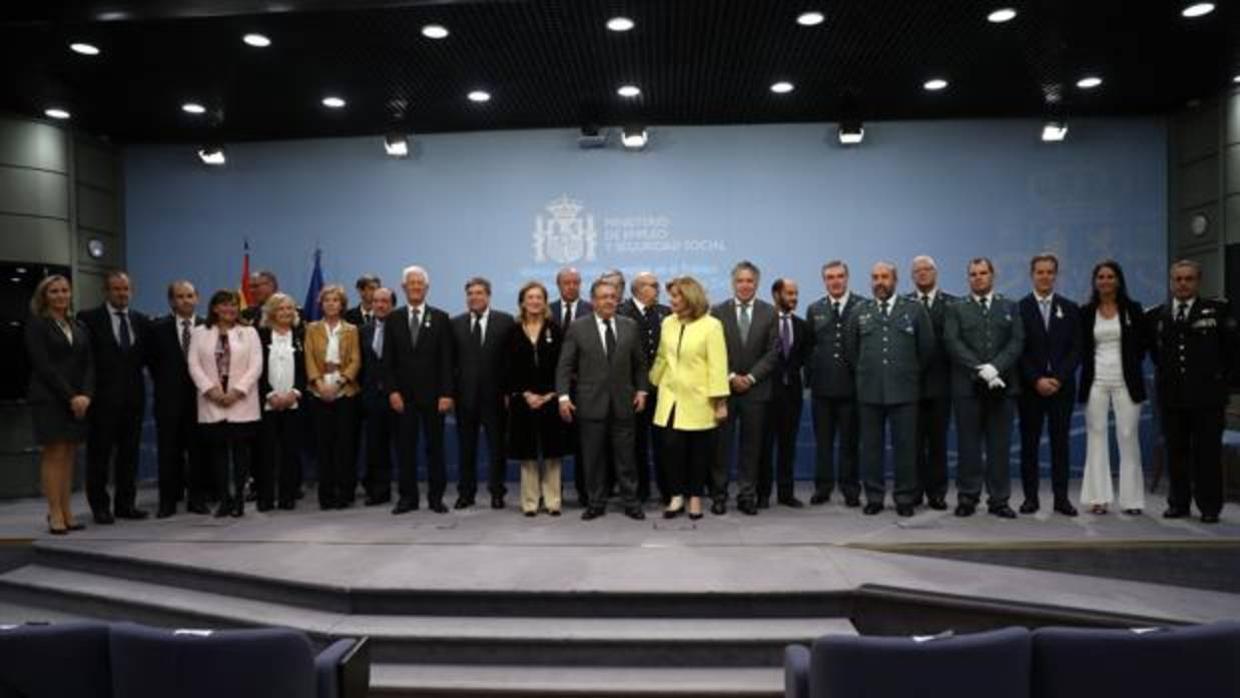 Zoido y Báñez, en el centro de la imagen, al acabar la ceremonia