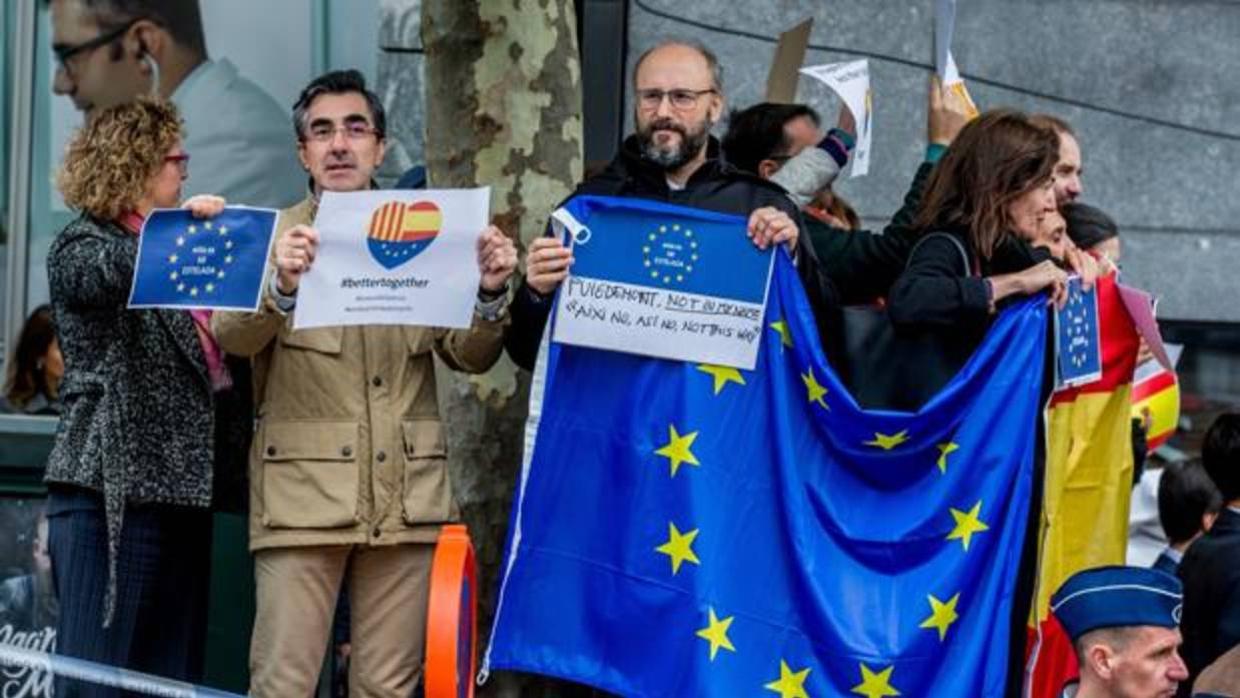 Manifestantes contrarios a Puigdemont, junto al lugar donde compereció ayer