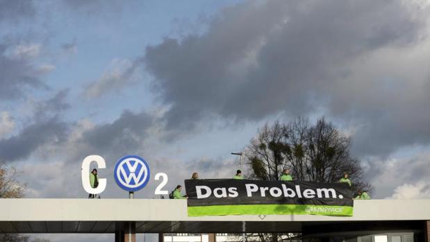 Volkswagen se asoma entre los restos de la humareda