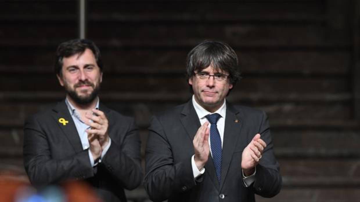 Toni Comín, exconsejero de Sanidad de la Generalitat, y Carles Puigdemont, expresidente de la Generalitat