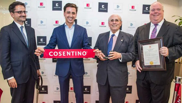 Eduardo Consentino, segundo por la izquierda, es el CEO de Cosentino North America
