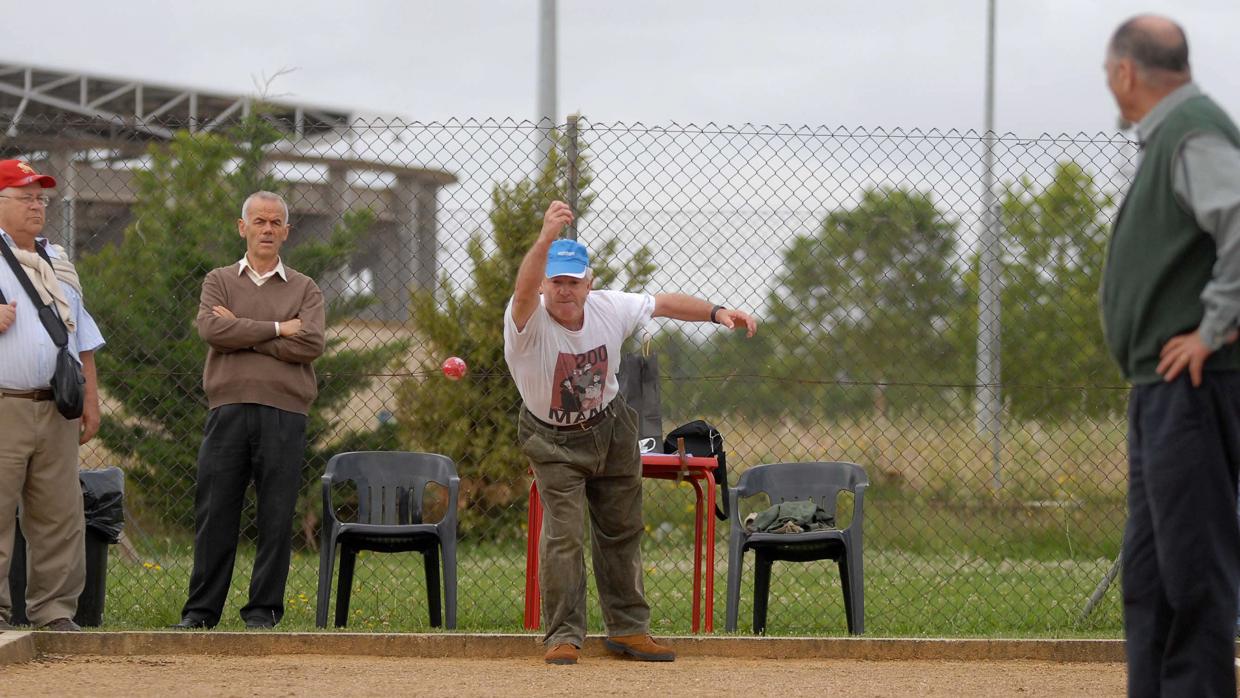 Grupo de jubilados jugando a la petanca