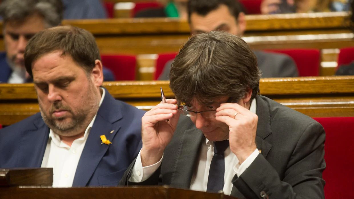 El exvicepresidente de la Generalitat, Oriol Junqueras, junto al expresidente Carles Puigdemont