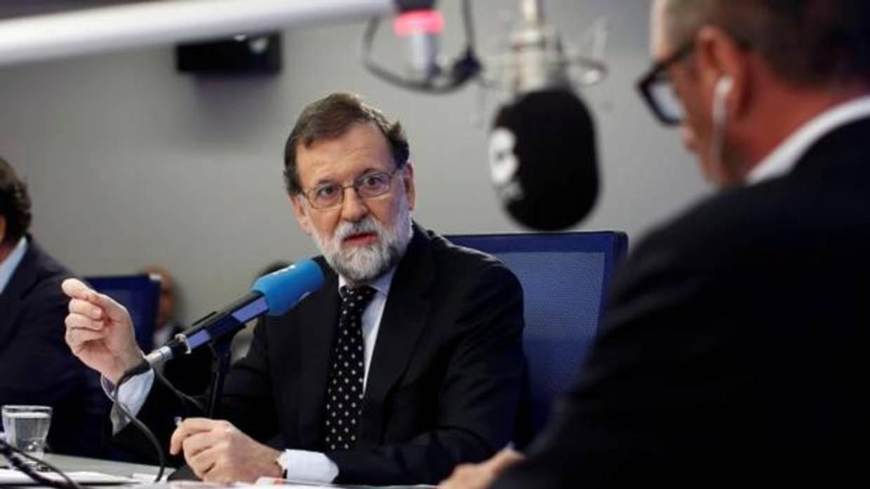 El presidente del Gobierno, Mariano Rajoy, durante la entrevista en la Cope