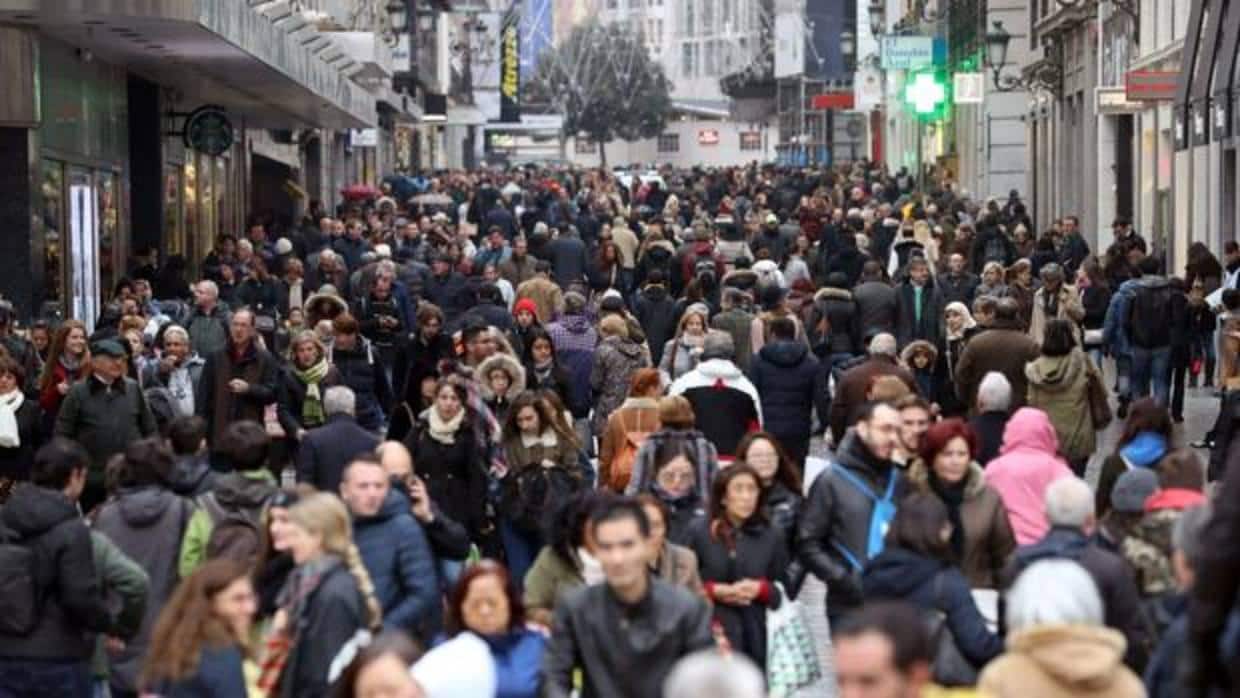 Cientos de personas transitan la madrileña calle Preciados durante el Black Friday de 2016, momento en que se suelen adelantar muchas de las compras navideñas