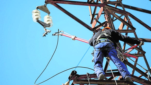 La UCO asesta el primer golpe policial a empresas piratas de energía