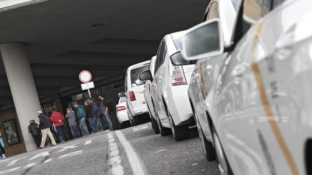 Los taxistas rechazan convocar una huelga indefinida