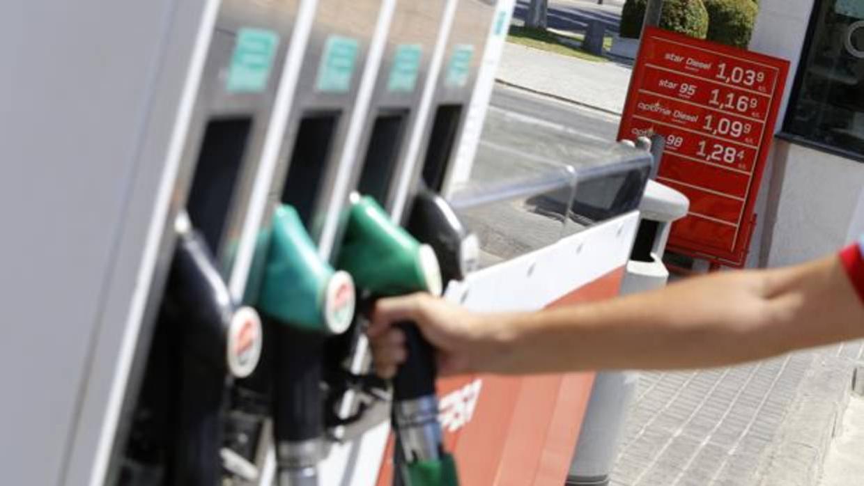 Repostar en la gasolinera concreta puede ayudar a ahorrar al conductor unos cuantos euros