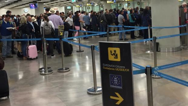 Los trabajadores de los controles de seguridad en Barajas amenazan con paros en Navidad