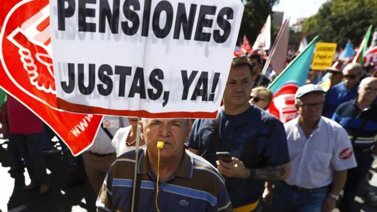 Manifestación convocada por los sindicatos para exigir la subida de las pensiones