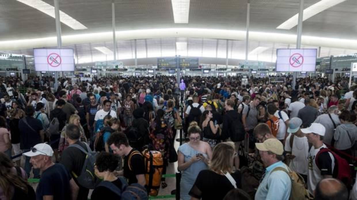 Imagen de los controles de seguridad en el aeropuerto de El Prat durante la huelga de este verano