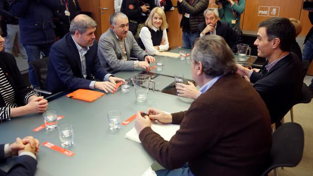 CC.OO. y UGT consiguen el apoyo del PSOE a la subida del salario mínimo en un 31% hasta 2020