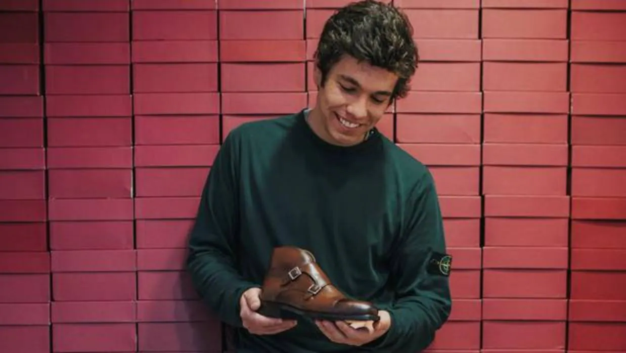 Rodrigo A. Fernández con uno de los zapatos que fabrica Diplomatic