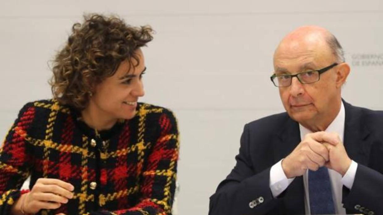 La ministra de Sanidad, Dolors Montserrat, el ministro de Hacienda y Función Pública, Cristóbal Montoro